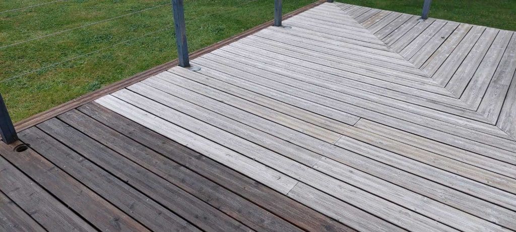 terrasse bois en cours de huilage Sol-éco Nautic & Deck