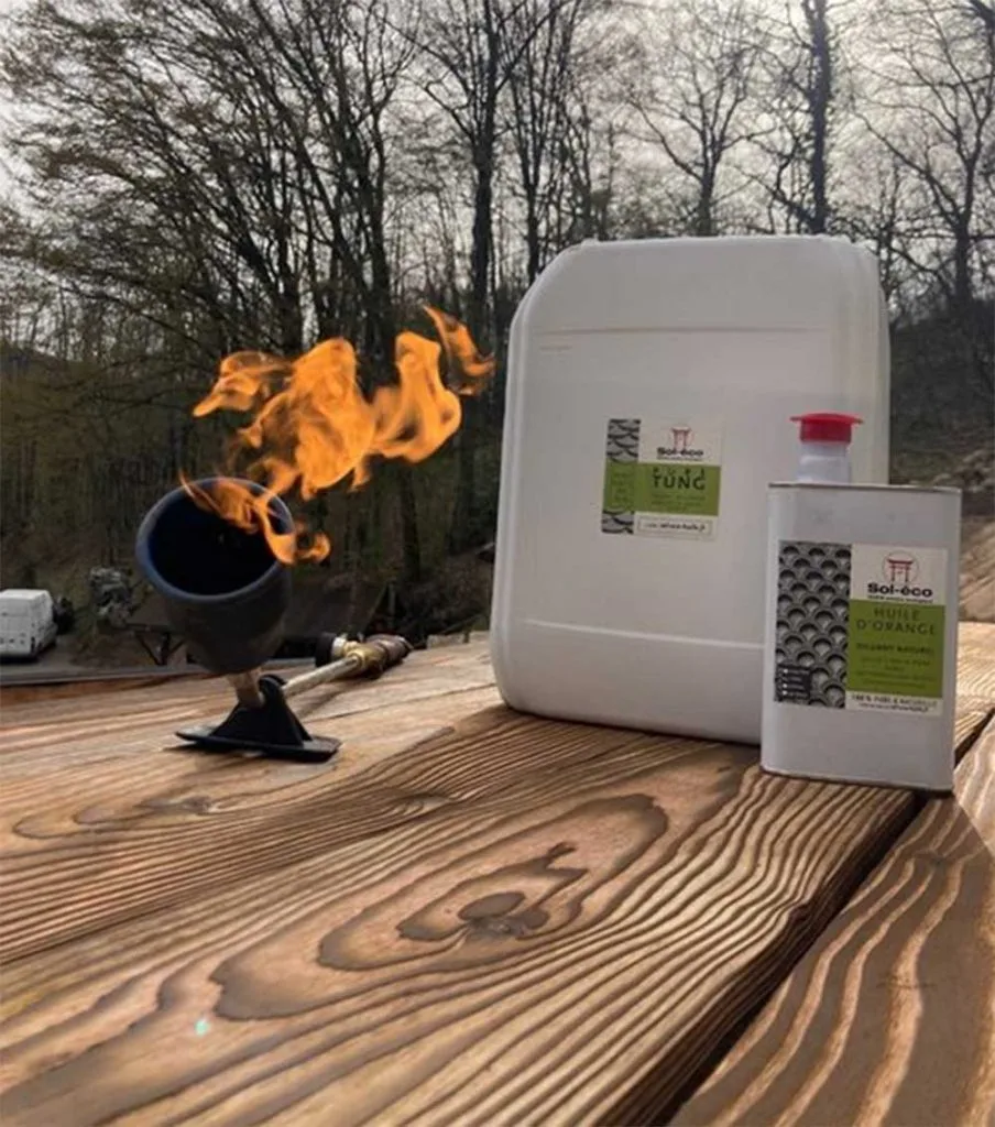flamme de chalumeau et bidons d'huile Sol-éco