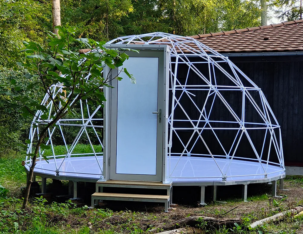 montage d'une structure de dome geodesique en métal