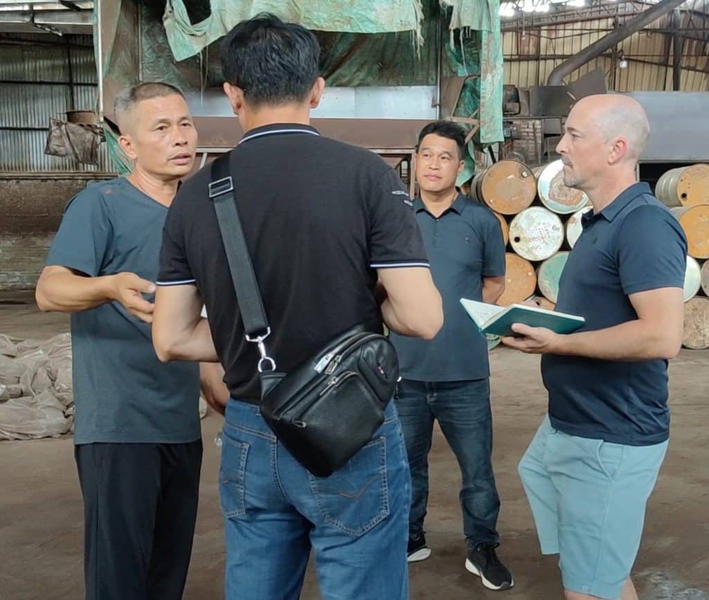 discussion avec Guillaume Le Penher dans une usine chinoise de pressage de graines de tung