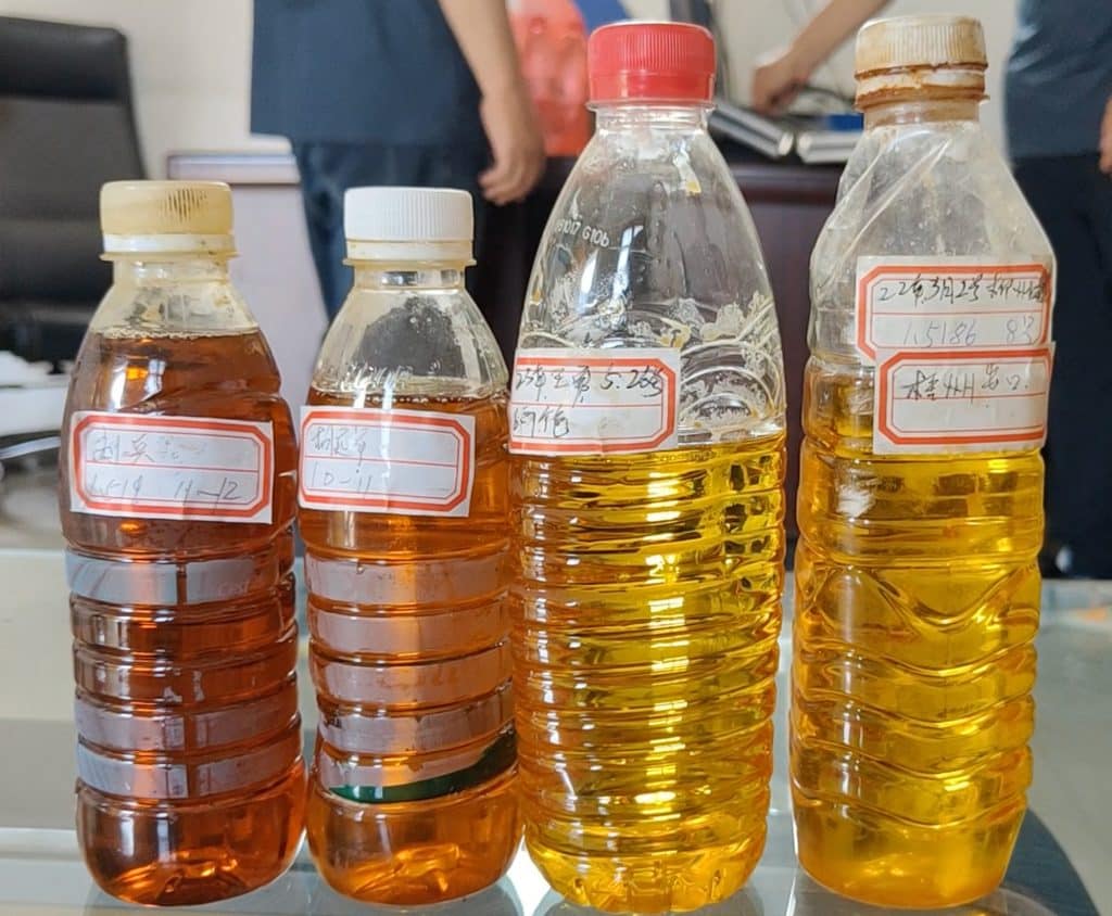 échantillons d'huile de tung de différents tons classés sur l'échelle de Gardner