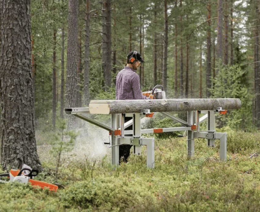 scierie portative Logosol en action dans une forêt suédoise