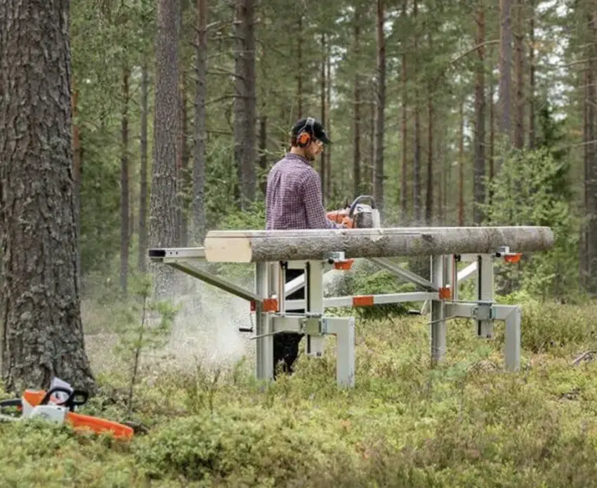 scierie portative Logosol en action dans une forêt suédoise