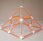 pyramide fabriquée avec le mini kit de dôme géodésique