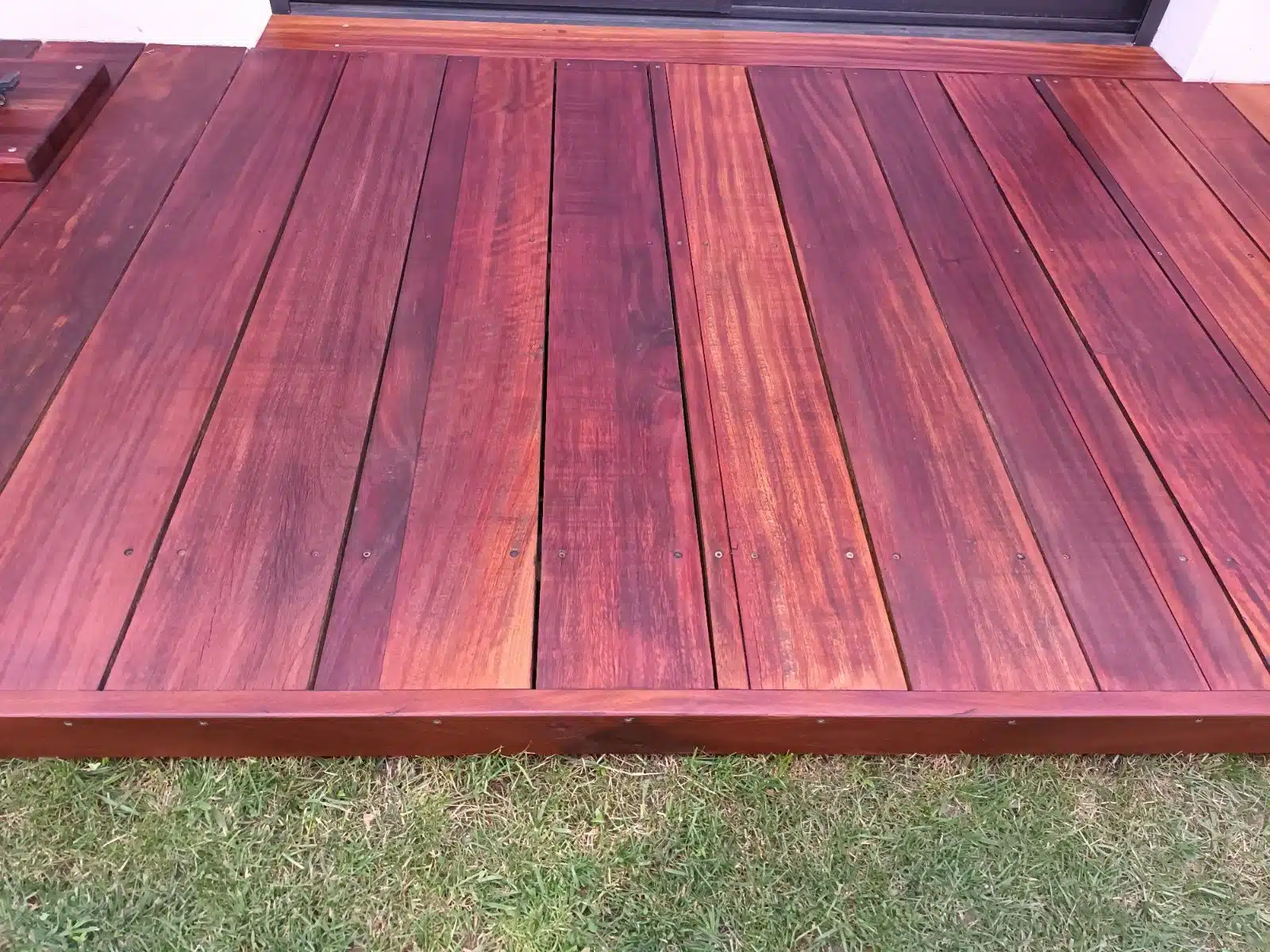 terrasse en padouk protégée avec l'huile Nautic & Deck de Sol-éco