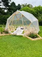 kit de dôme géodésique monté dans un jardin pour faire une serre
