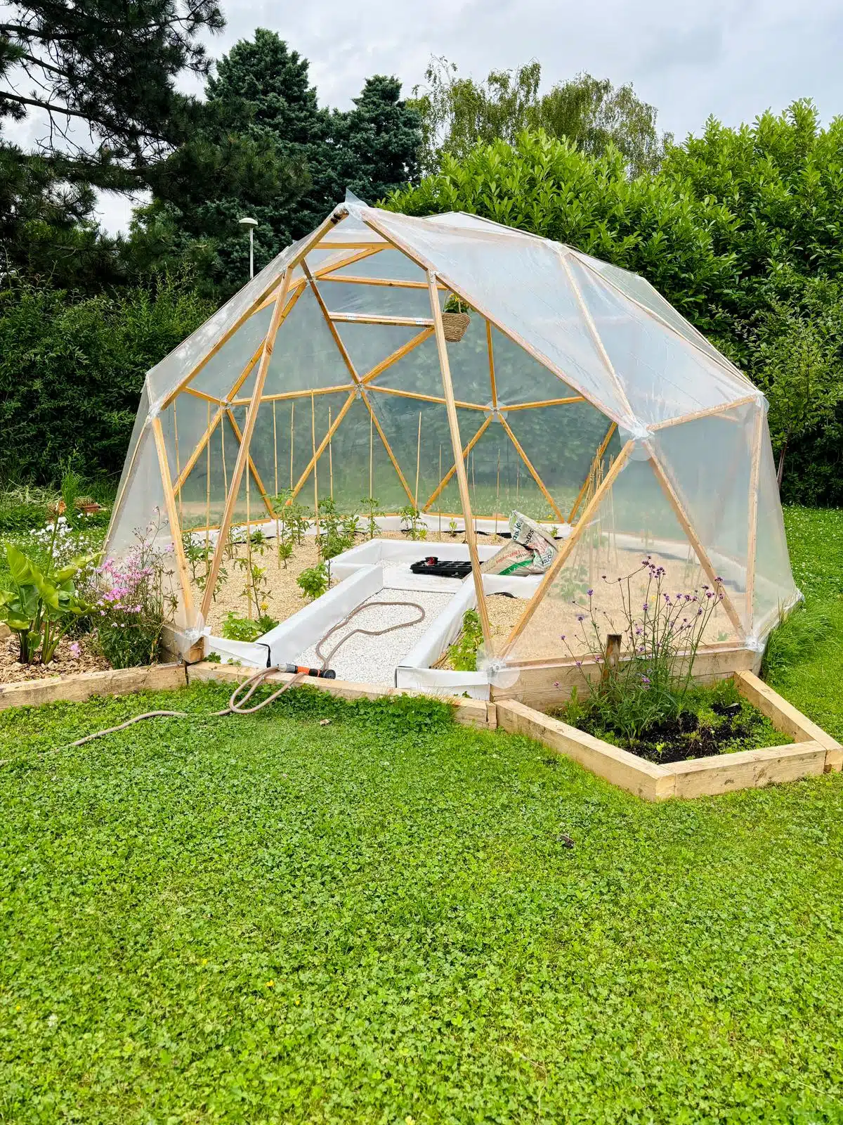 kit de dôme géodésique monté dans un jardin pour faire une serre