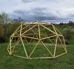 structure seule de dôme géodésique montée avec les connecteurs hubs