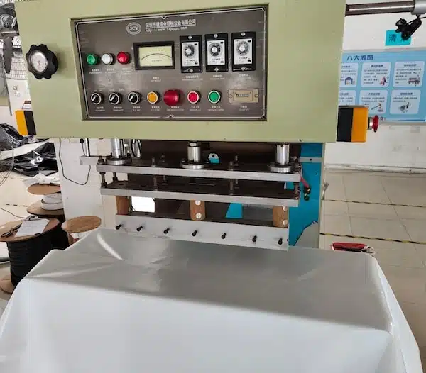 soudage de la bâche PVC d'un dôme géodésique